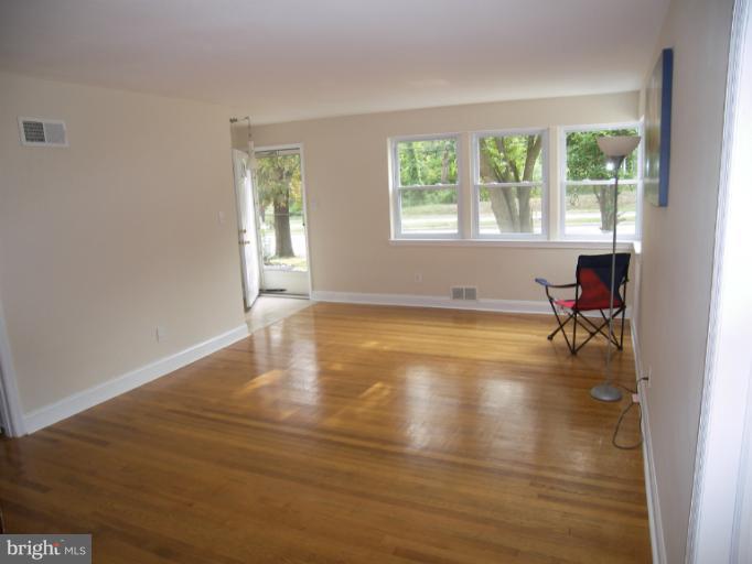 6713 Adelphi Road University Park, MD 20782 - Photo 4 of 23 Living Room