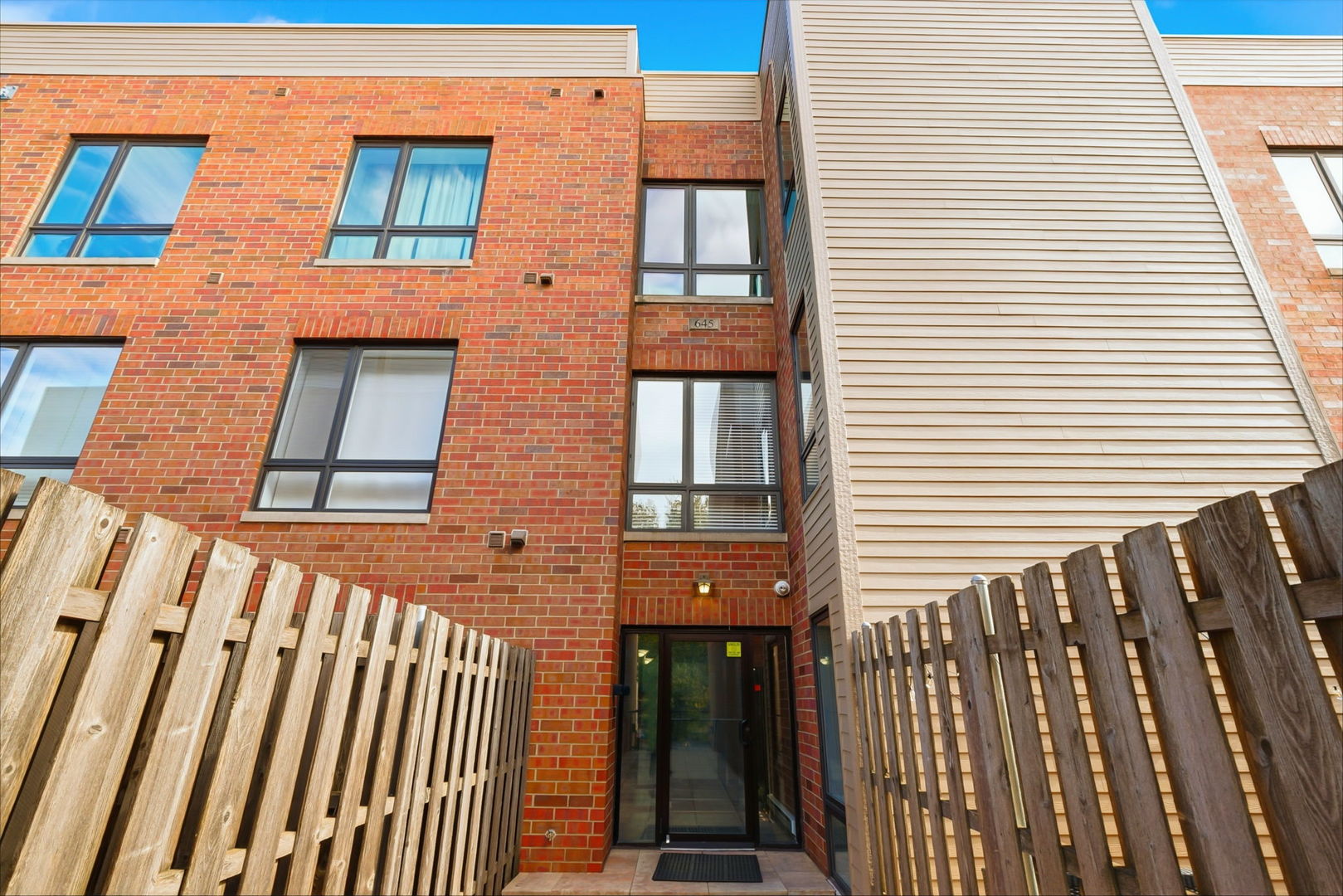 645 Custer Avenue, Unit 103 Evanston, IL 60202 - Photo 3 of 31