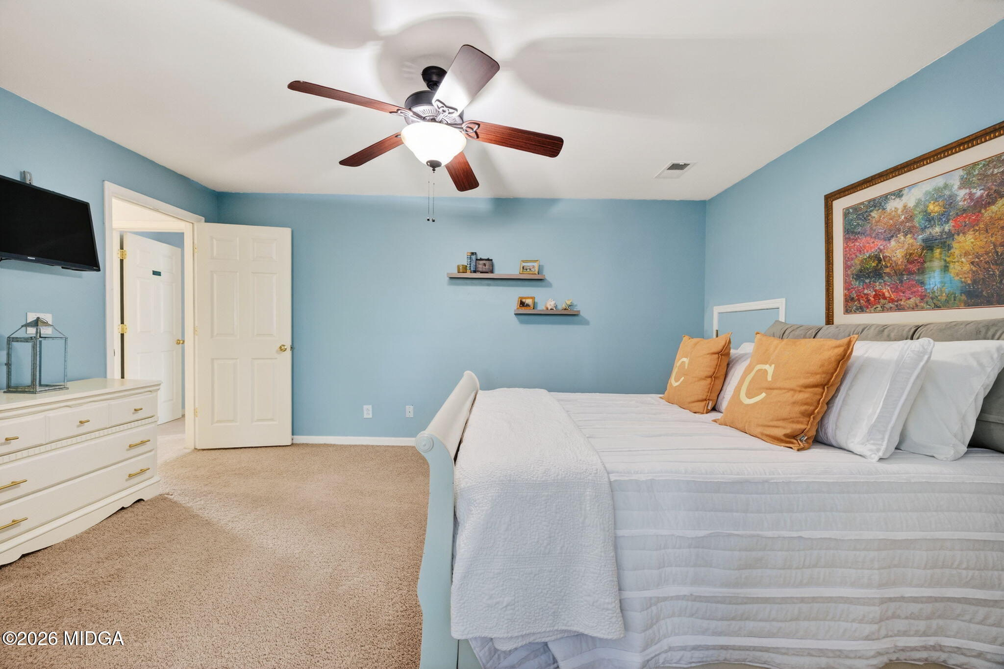 312 Pinnacle Park Macon, GA 31220 - Photo 38 of 63 a bedroom with a large bed and a large mirror