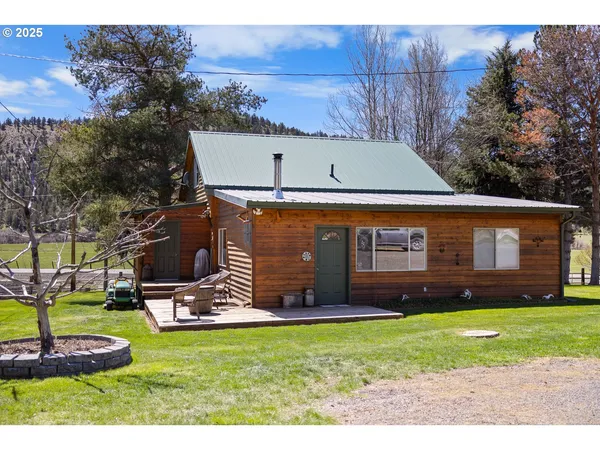 a front view of house with yard