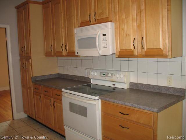 29550 Highmeadow Road Farmington, MI 48334 - Photo 4 of 18 All appliances included.jpg