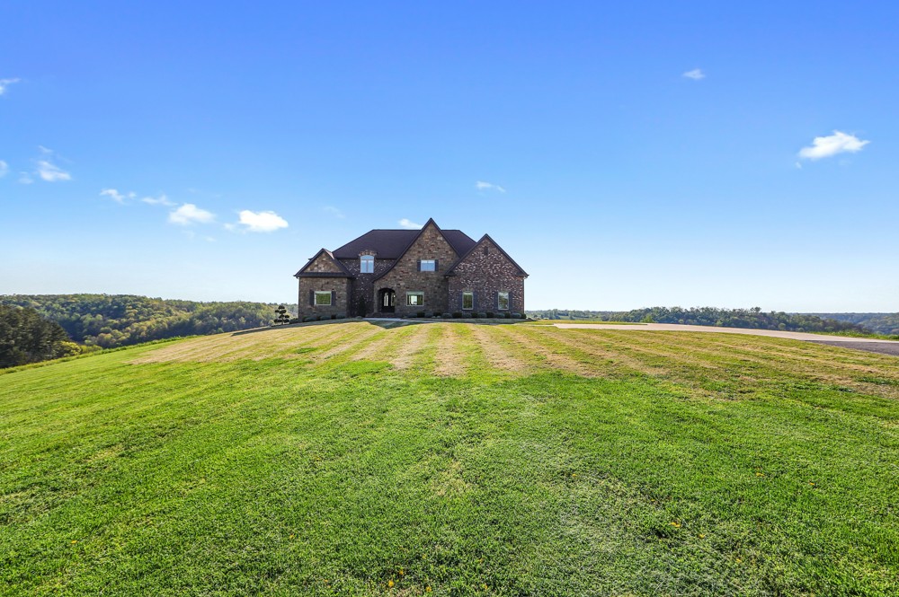 1895 French Brantley Road Wartrace, TN 37183 - Photo 7 of 50 a view of a big room with a big yard