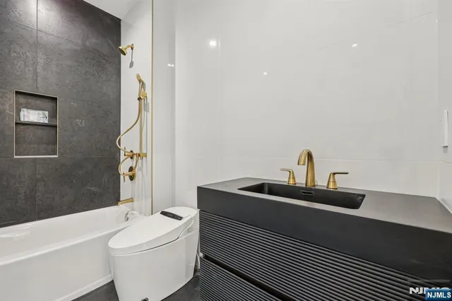 $3,225,000 | 25 MacArthur Avenue, Closter, NJ 07624