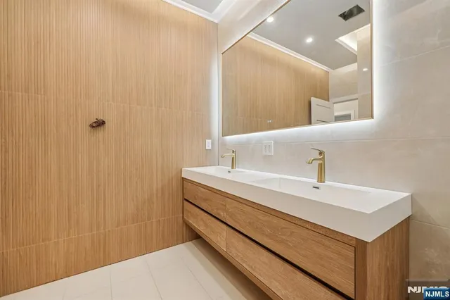 $3,225,000 | 25 MacArthur Avenue, Closter, NJ 07624