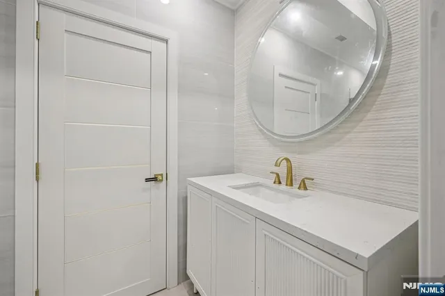 $3,225,000 | 25 MacArthur Avenue, Closter, NJ 07624