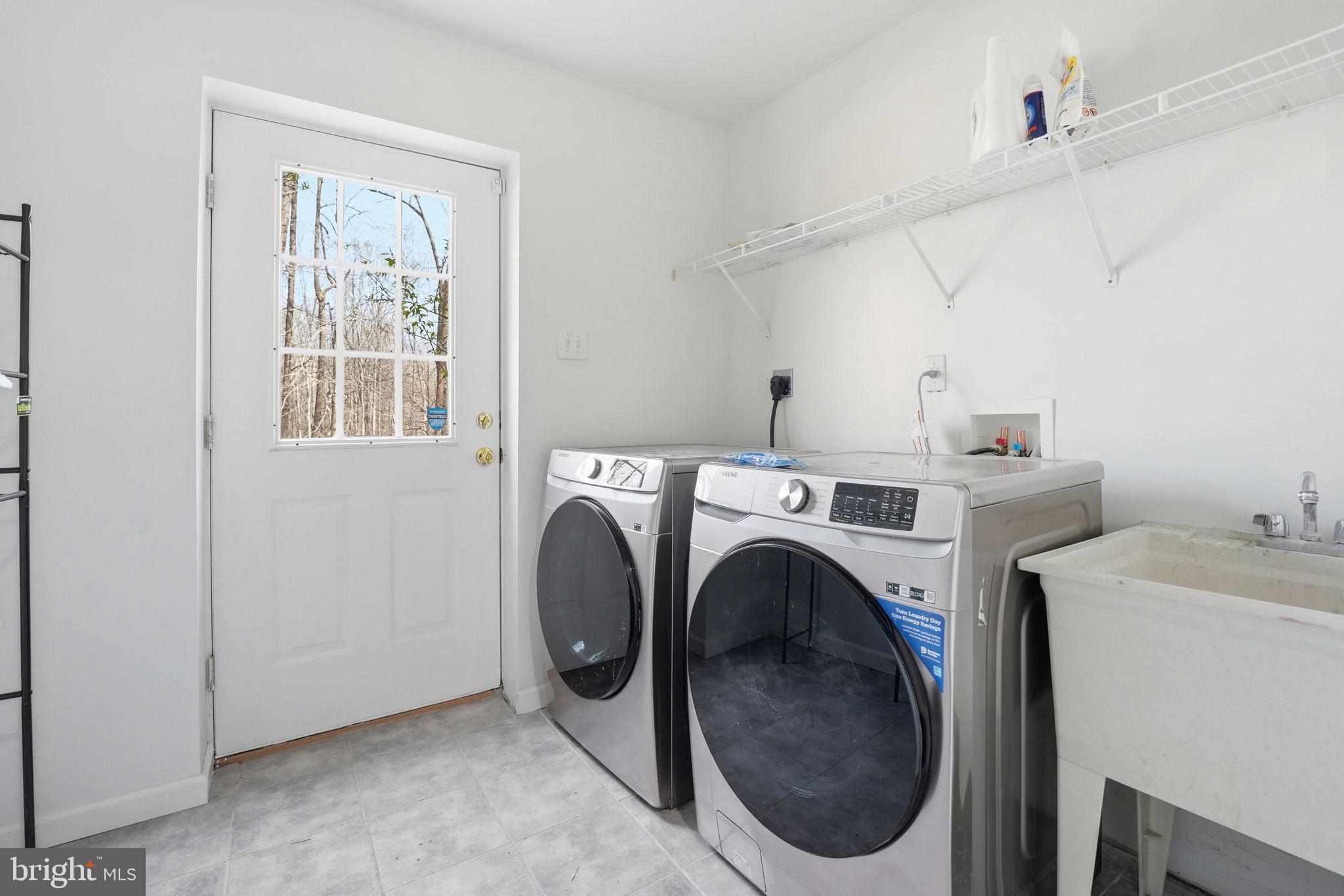 9334 Inaugural Drive King George, VA 22485 - Photo 7 of 26 a utility room with dryer and washer