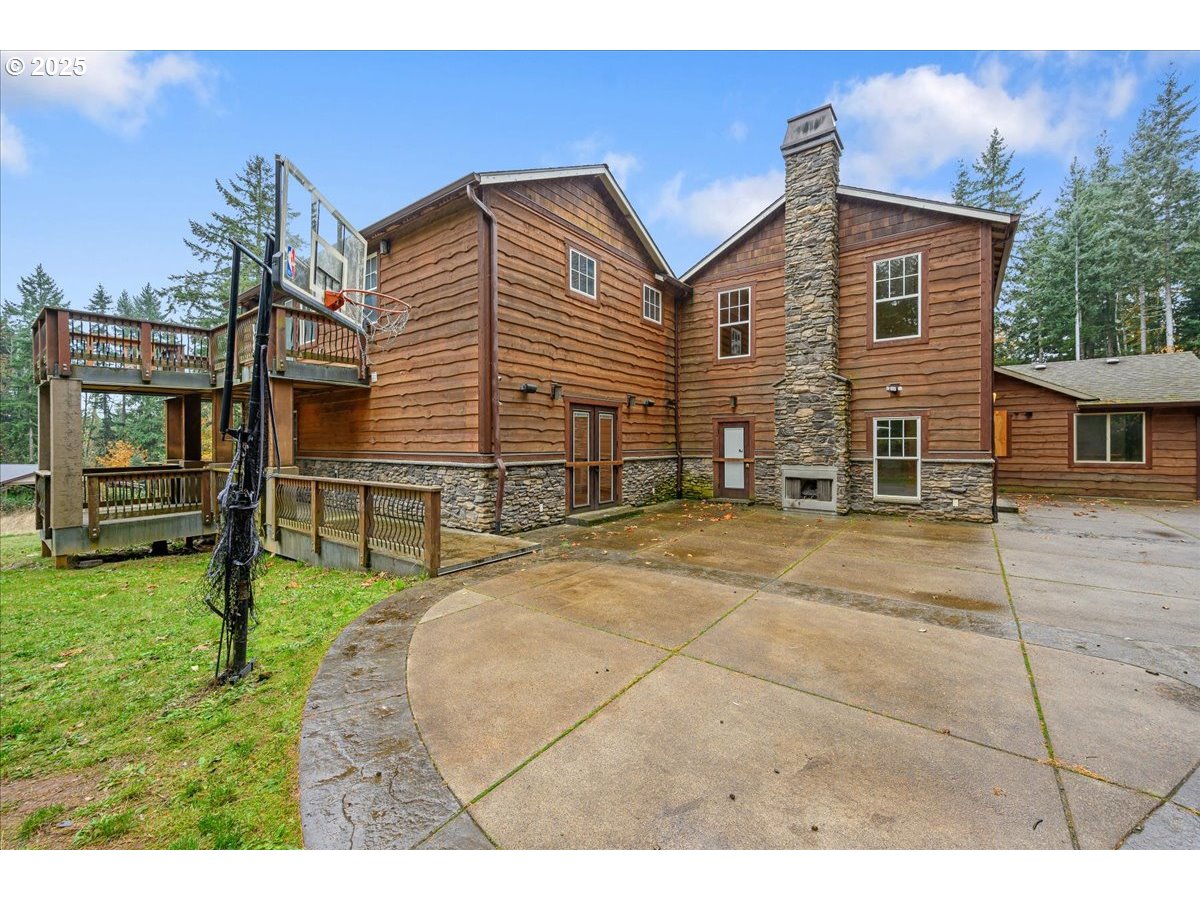 39577 Southeast Kitzmiller Road Eagle Creek, OR 97022 - Photo 25 of 41 a backyard of a house with barbeque oven
