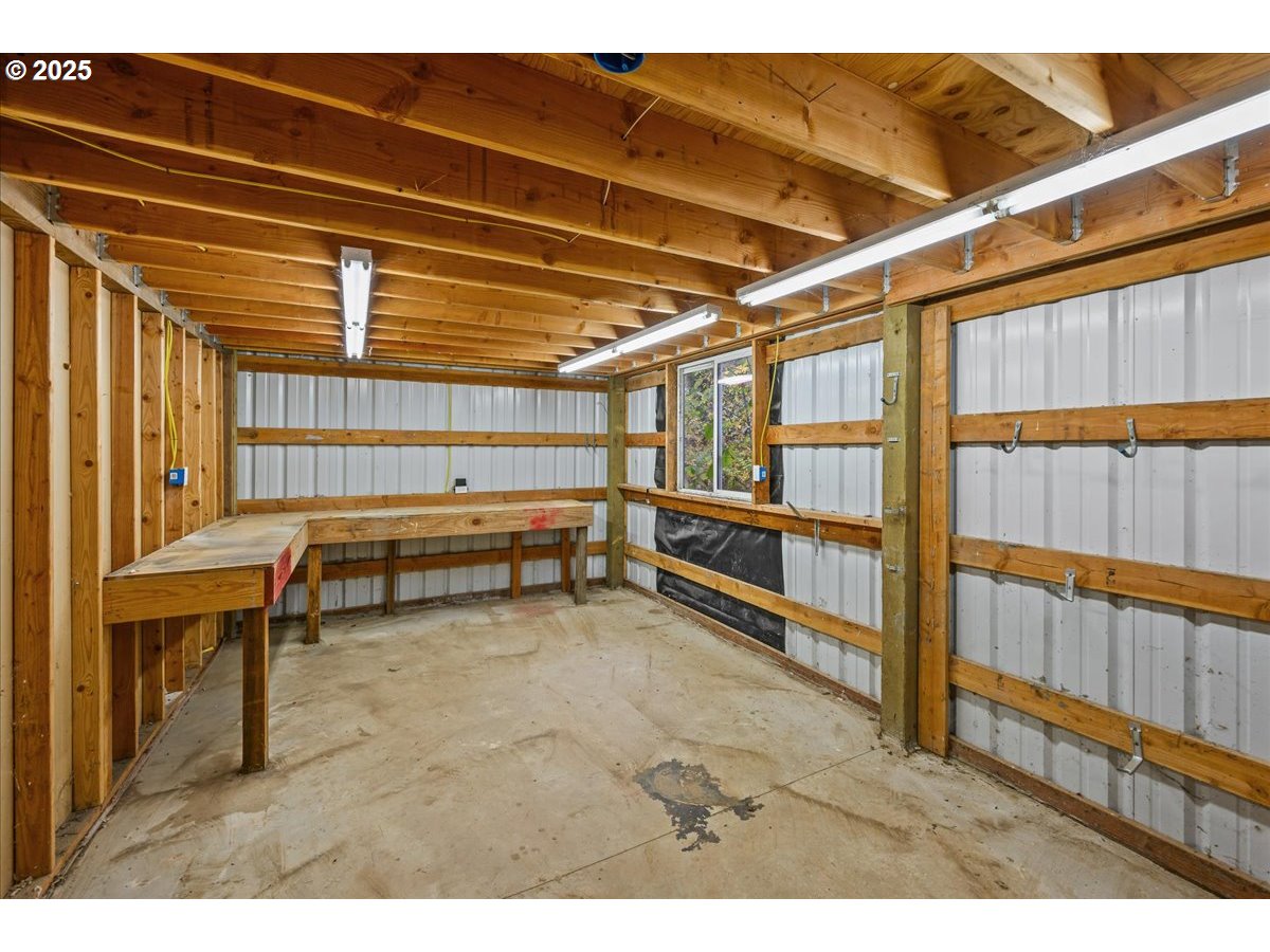 39577 Southeast Kitzmiller Road Eagle Creek, OR 97022 - Photo 31 of 41 a view of a room with gym equipment