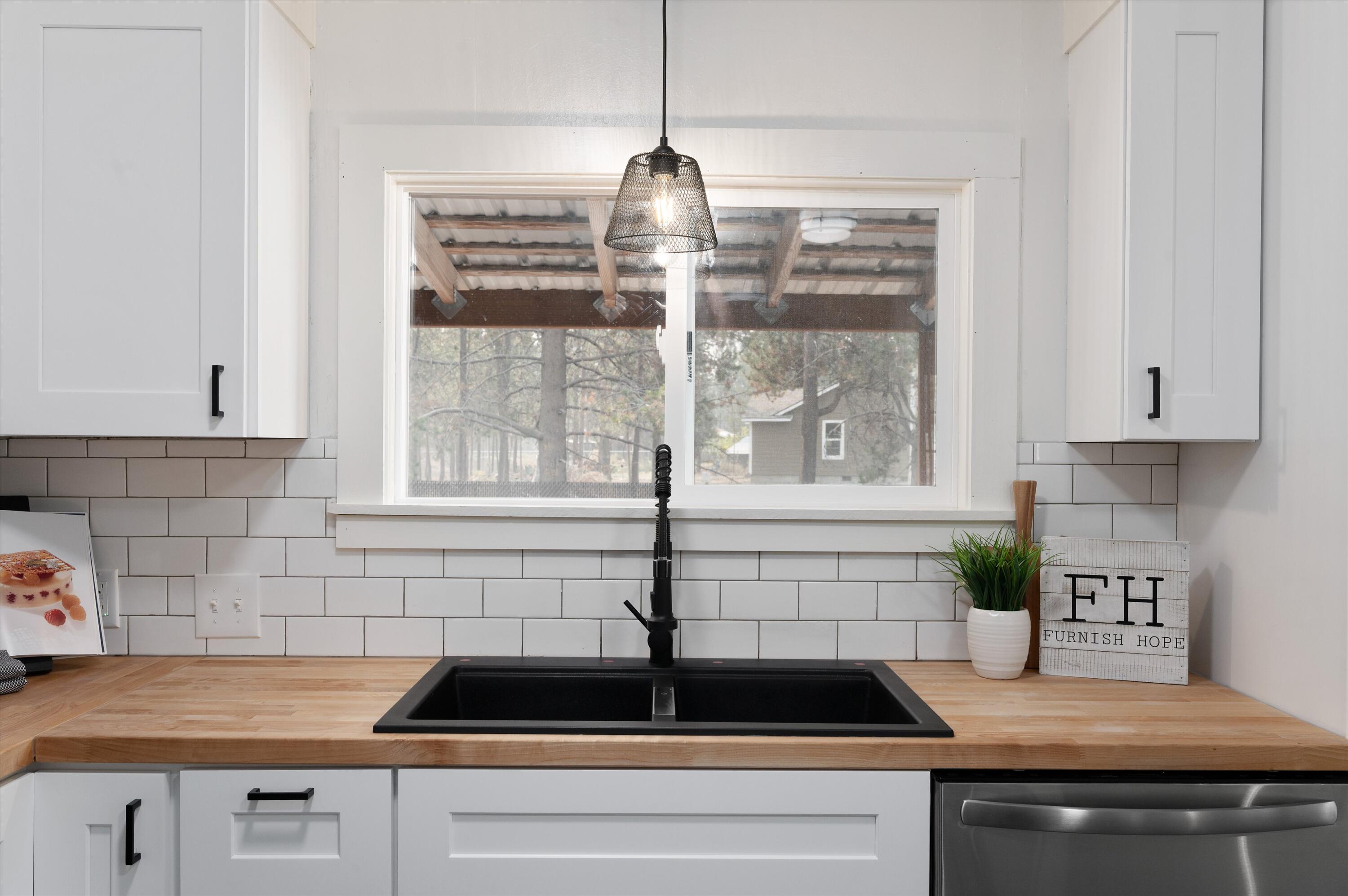 16654 Sprague Loop La Pine, OR 97739 - Photo 11 of 41 Modern Kitchen
