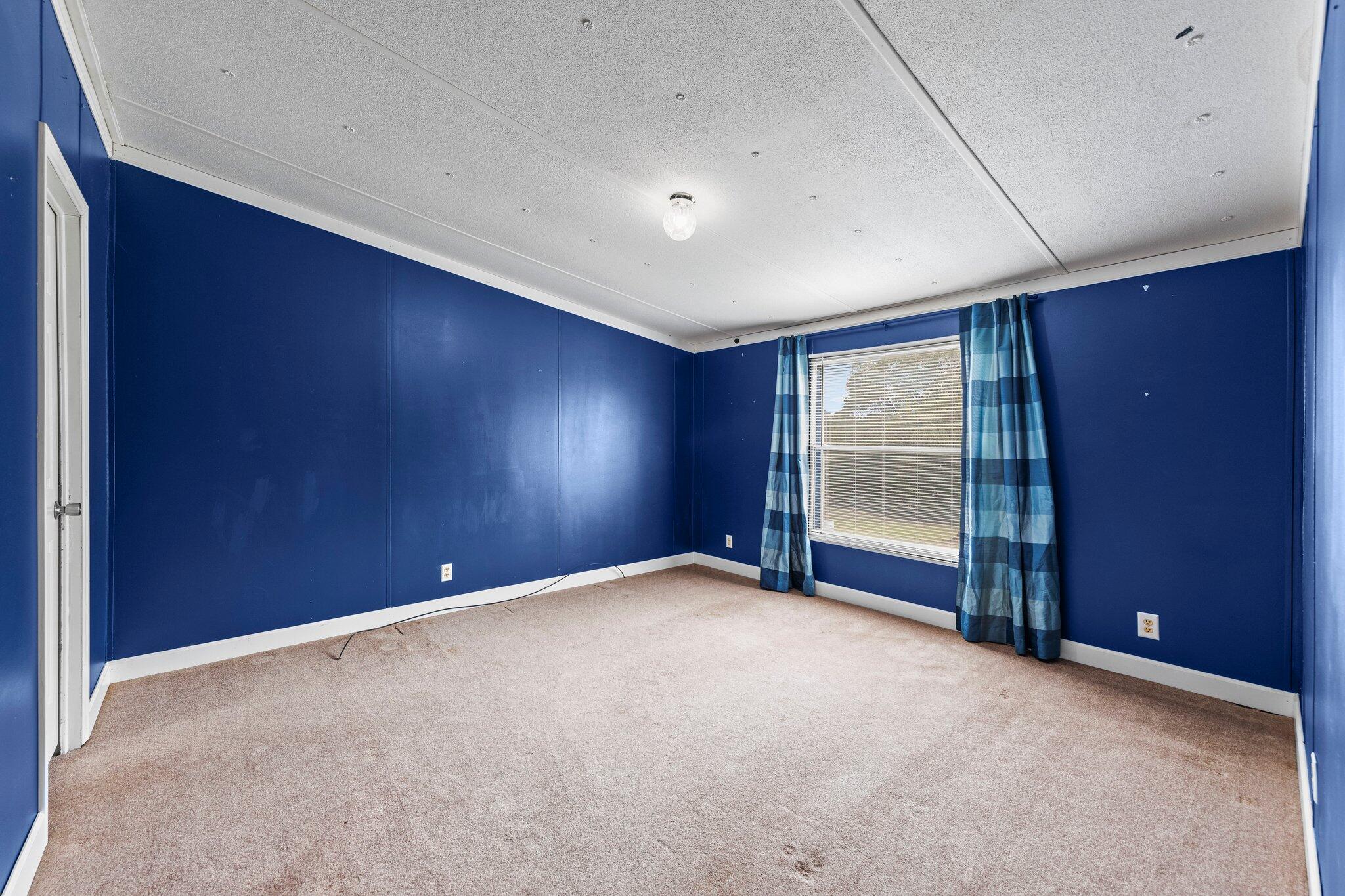 3062 Highland Avenue Crestview, FL 32539 - Photo 38 of 58 a view of an empty room with a window