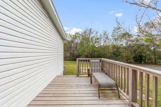 a view of a back yard