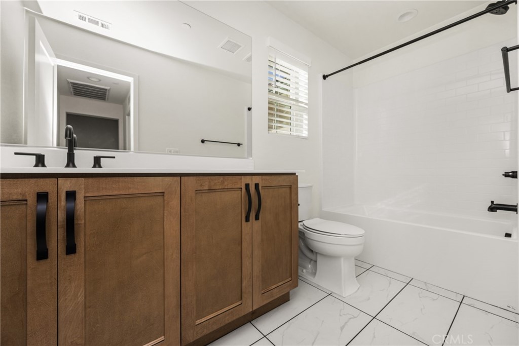 11786 Glenridge Road Corona, CA 92883 - Photo 42 of 73 a bathroom with a toilet a sink and bathtub