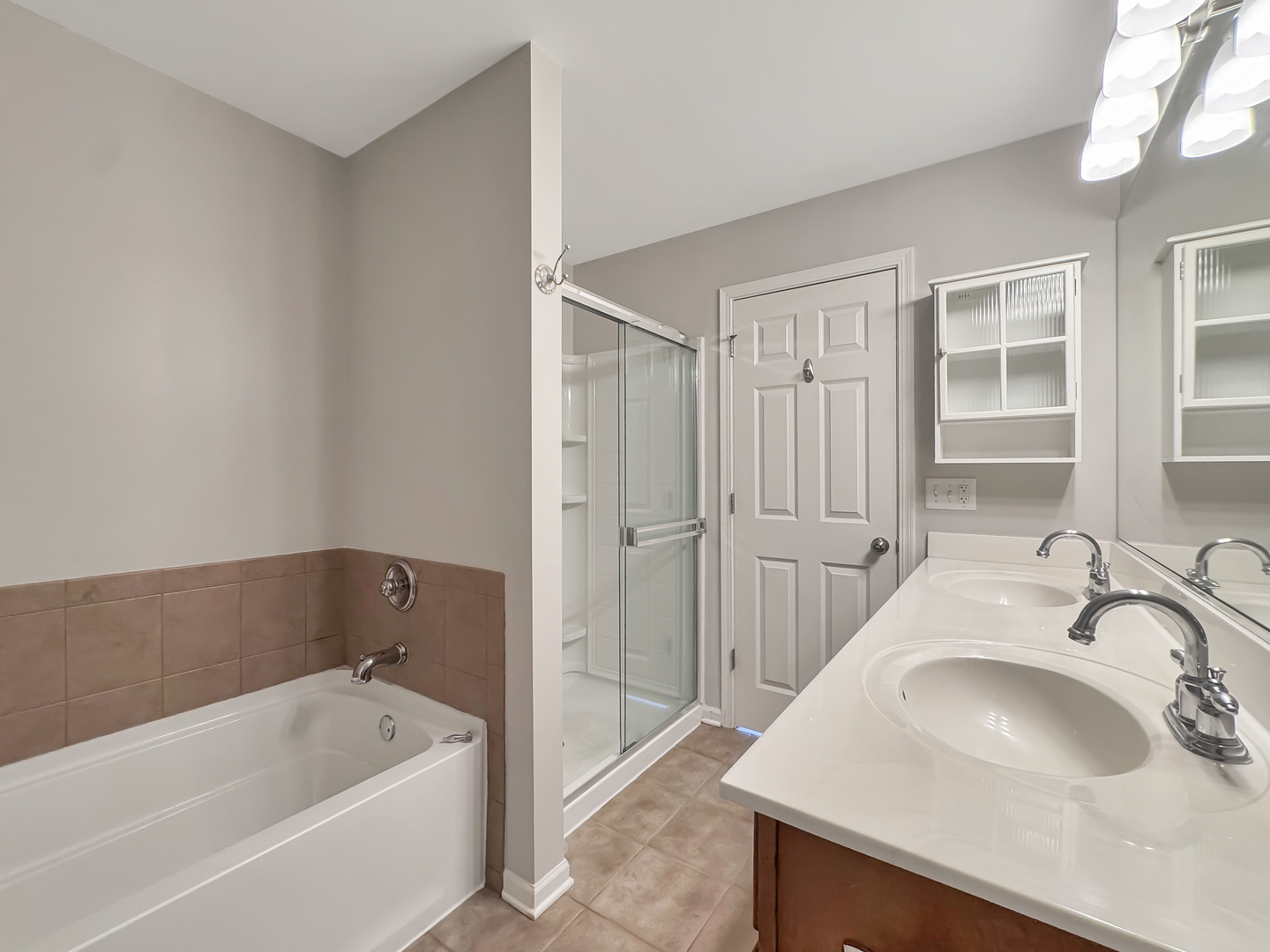 3381 Cameron Drive, Unit 1 Elgin, IL 60124 - Photo 17 of 26 a bathroom with a sink and a bathtub