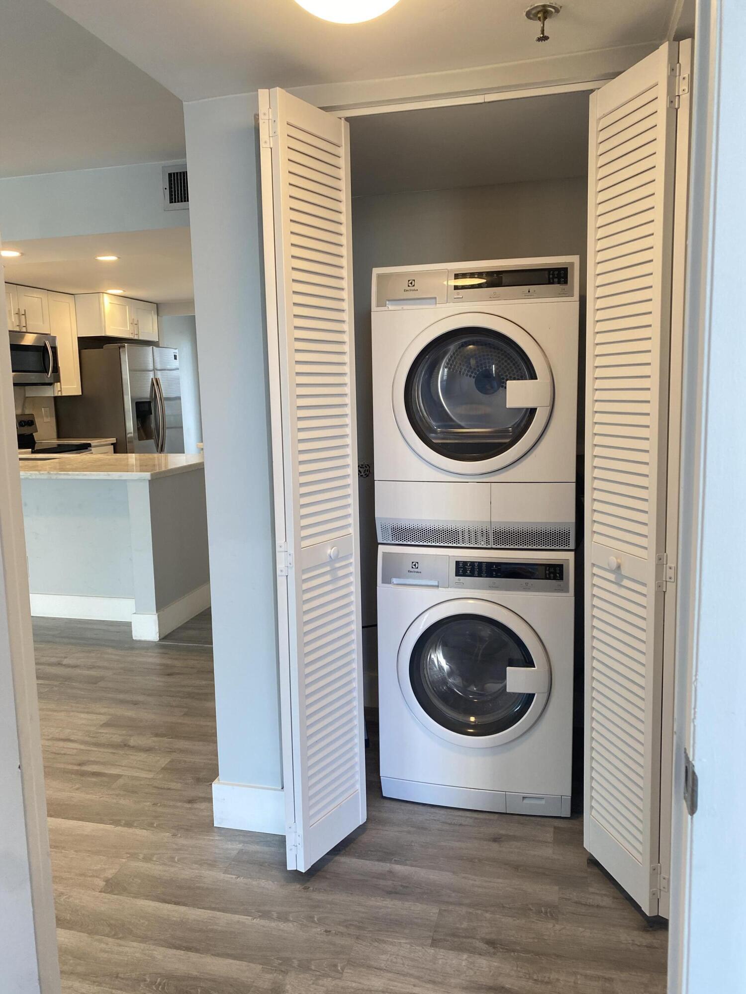 20 Royal Palm Way, Unit 401 Boca Raton, FL 33432 - Photo 22 of 47 Washer/Dryer
