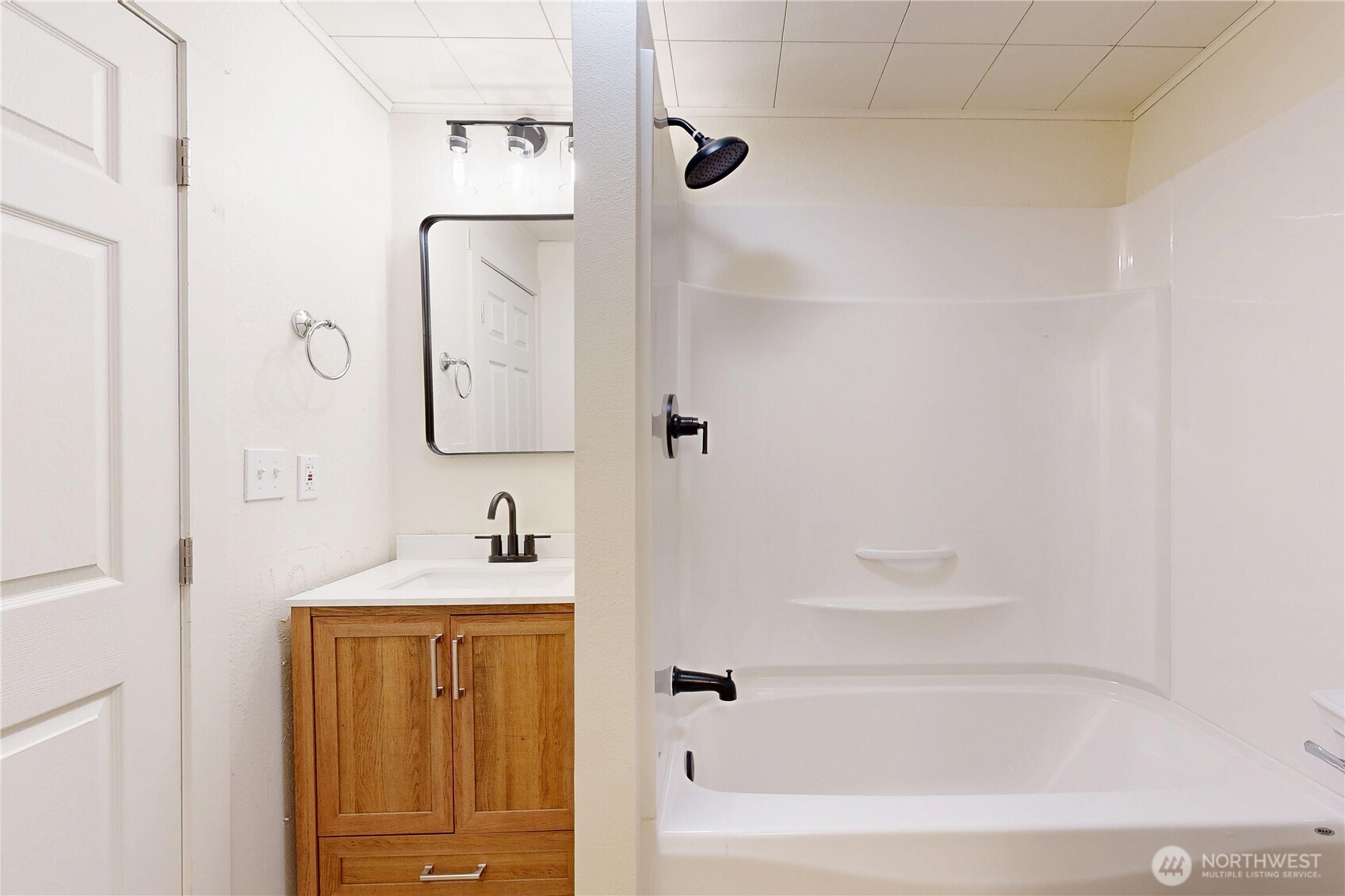 1209 Chestnut Street Milton Freewater, OR 97862 - Photo 17 of 23 a bathroom with a tub sink and mirror
