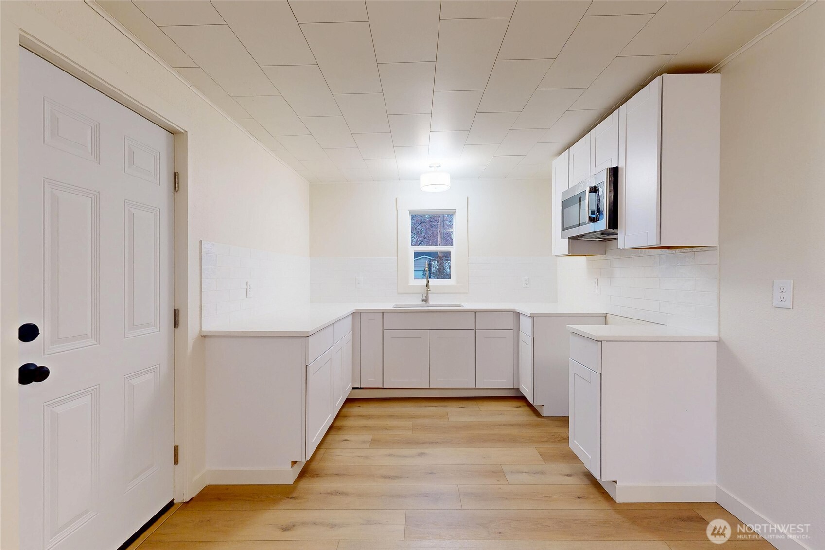 1209 Chestnut Street Milton Freewater, OR 97862 - Photo 7 of 23 a view of a kitchen with electric appliances