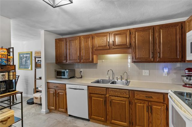 $340,000 | 351 New London Avenue, Unit 306, Warwick, RI 02886