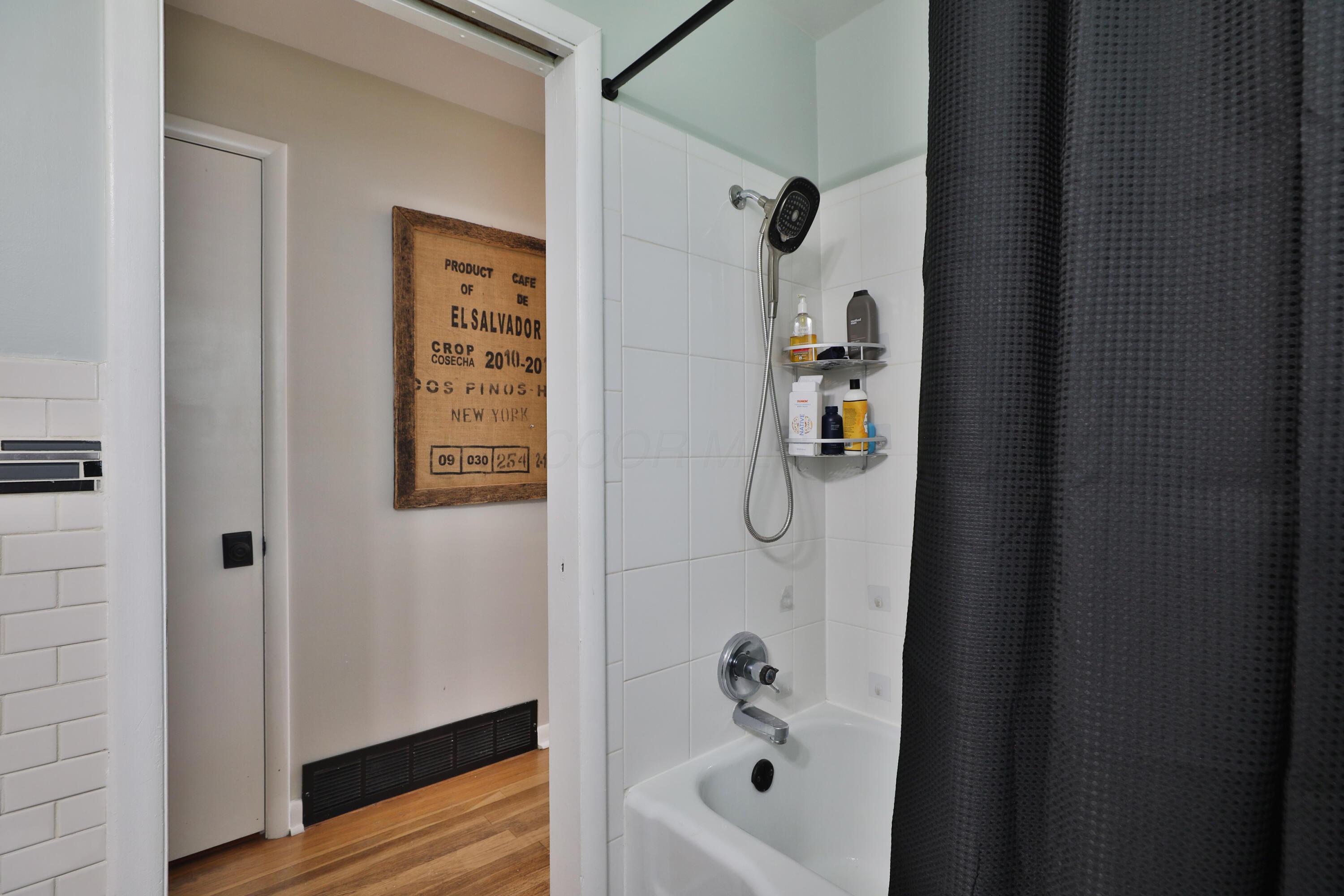 315 South Kellner Road Columbus, OH 43209 - Photo 22 of 51 Tub/shower with tiled walls.