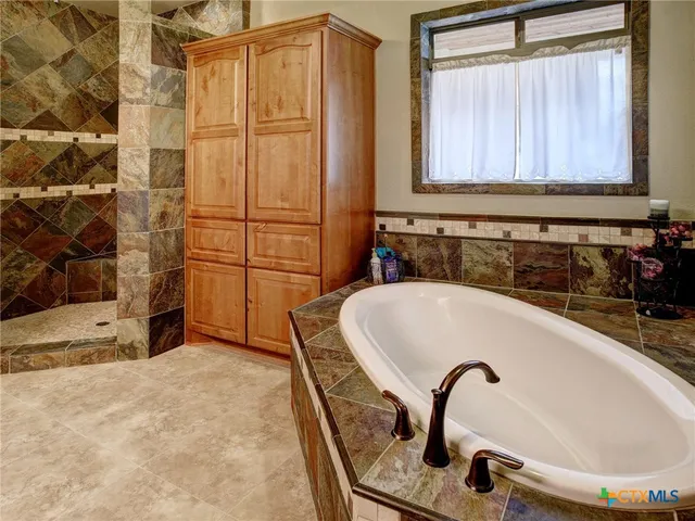 $1,790,000 | 198 County Road 310, Yoakum, TX 77995