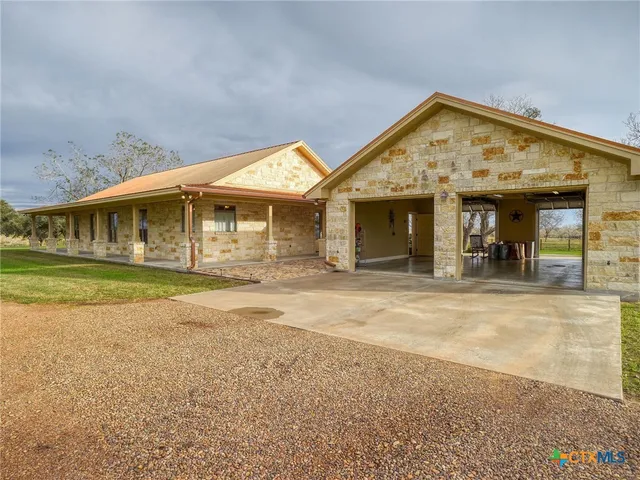 $1,790,000 | 198 County Road 310, Yoakum, TX 77995