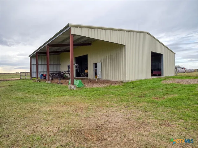 $1,790,000 | 198 County Road 310, Yoakum, TX 77995