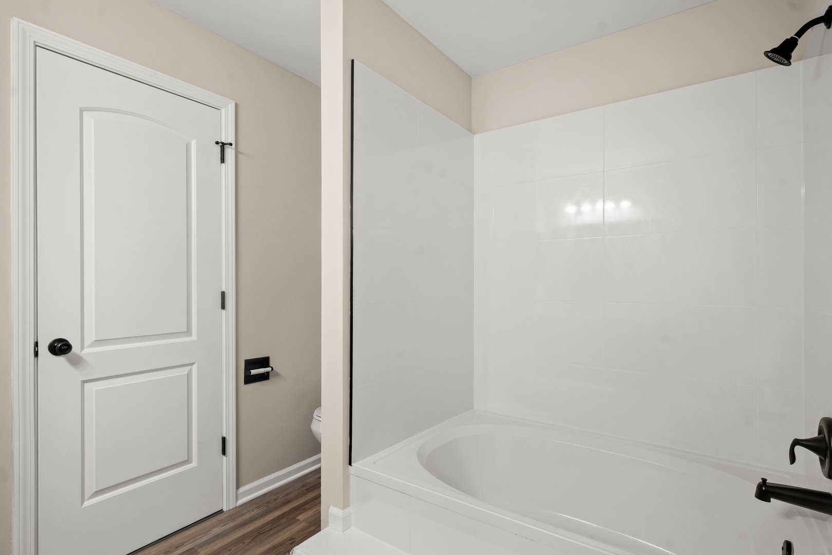 1673 Pebble Beach Circle Elgin, IL 60123 - Photo 20 of 25 a bathroom with a bathtub