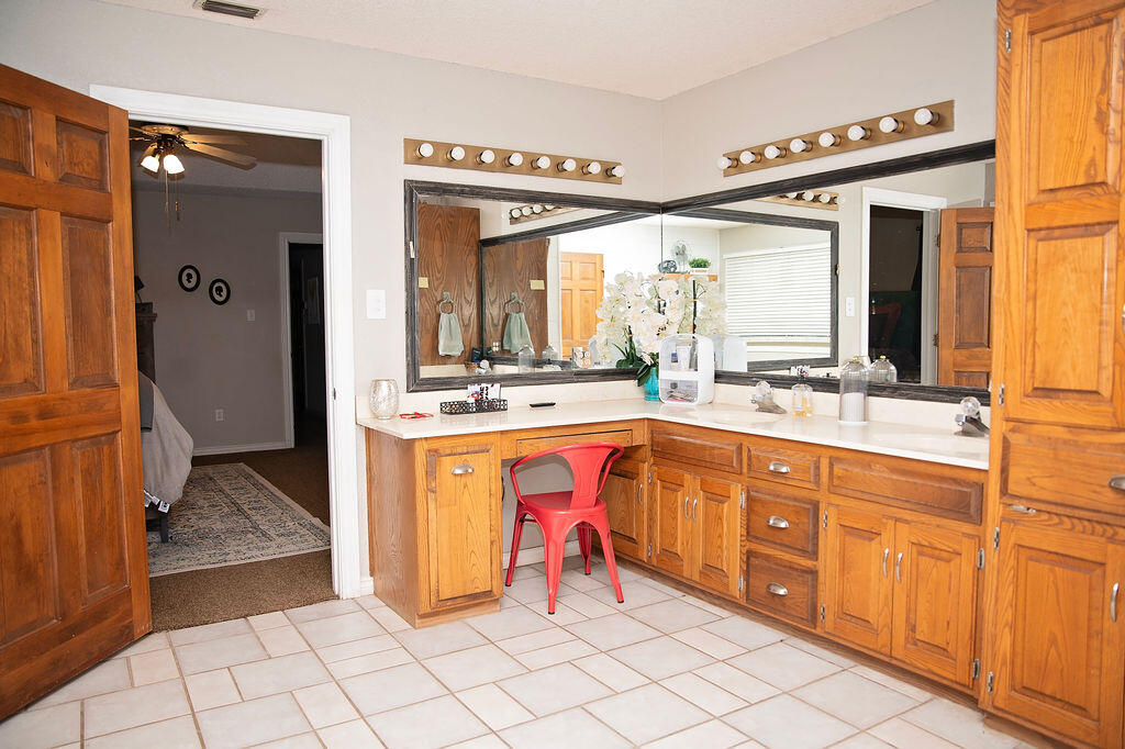 2917 Quail Ridge Road Denver City, TX 79323 - Photo 19 of 55 a bathroom with a sink mirror and a bathtub