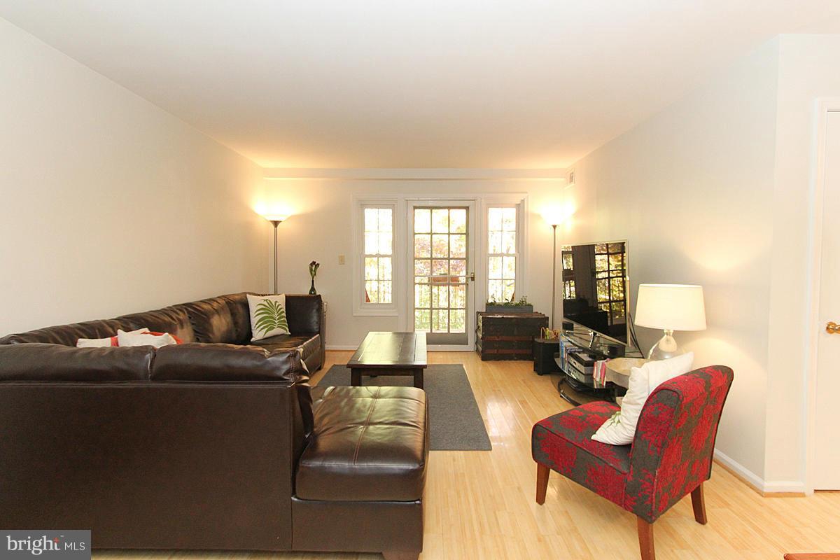 5901 D Kingsford Road, Unit 438 Springfield, VA 22152 - Photo 8 of 30 Living Room
