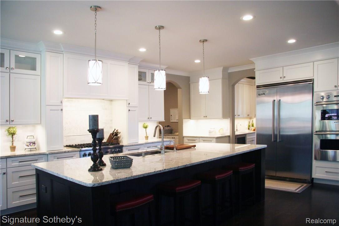 2521 Yorkshire Road Birmingham, MI 48009 - Photo 7 of 24 8.jpg