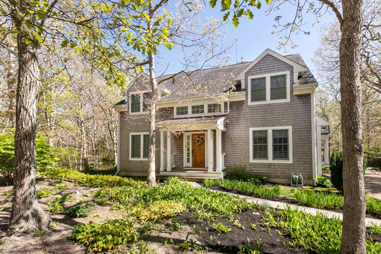 40 Dark Woods Road Edgartown, MA 02539 - Photo 4 of 20 front view of a house with a yard