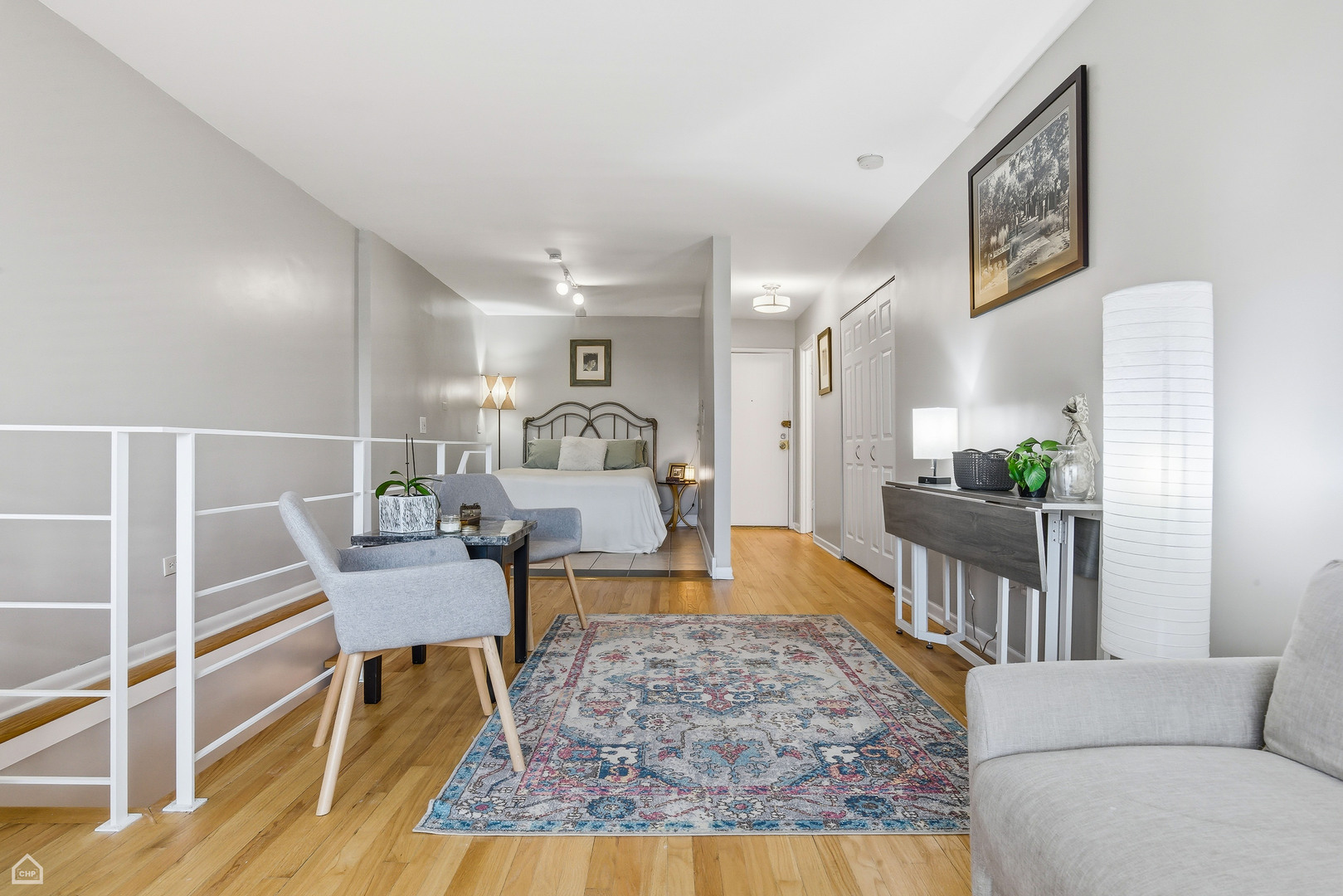 6619 North Sheridan Road, Unit 401 Chicago, IL 60626 - Photo 11 of 19 a living room with furniture and wooden floor