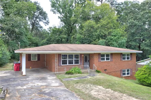 a view of an house with backyard space and garden