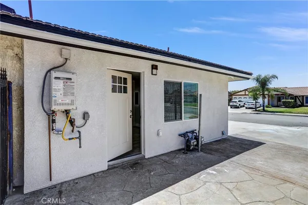 $2,000 | 857 South Idyllwild Avenue, Unit 2, Rialto, CA 92376