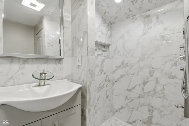 $164,900 | 800 South Macedonia Avenue, Muncie, IN 47302