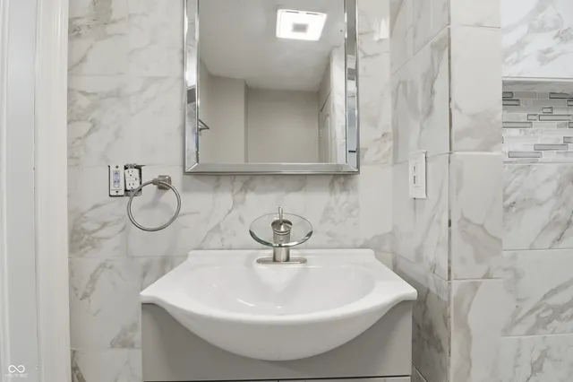 $189,900 | 800 South Macedonia Avenue, Muncie, IN 47302