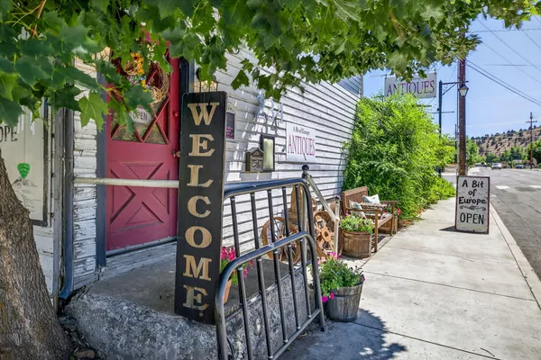$299,000 | 234 South Canyon Boulevard, John Day, OR 97845