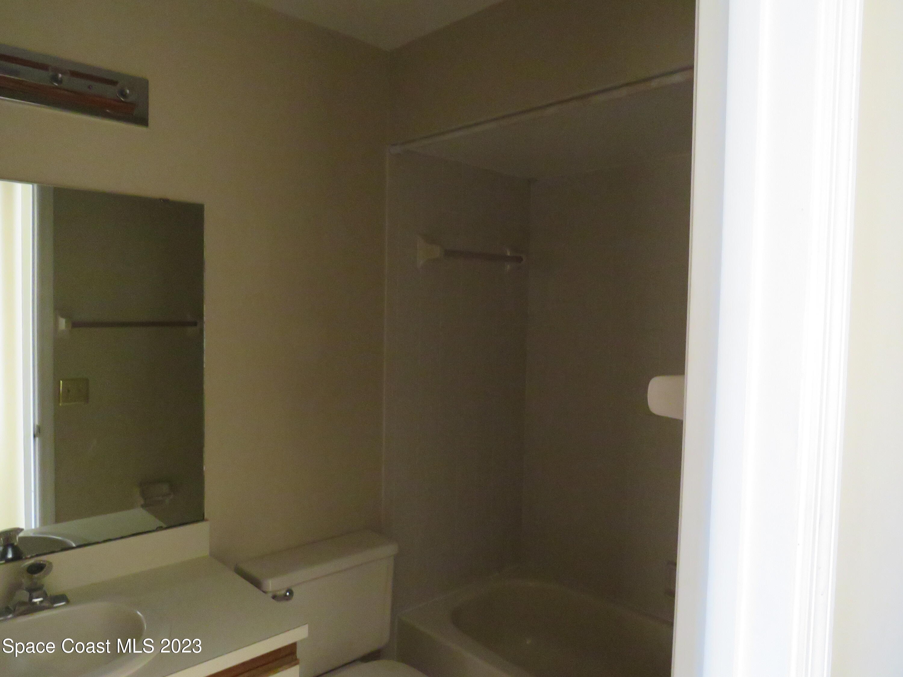 465 Arbor Ridge Lane Titusville, FL 32780 - Photo 6 of 13 a bathroom with a bath tub