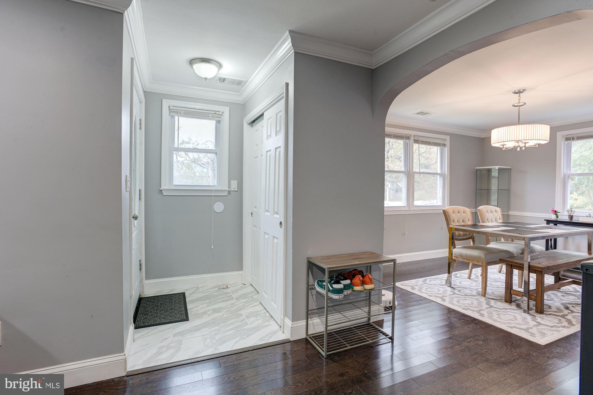 722 Nottingham Road Baltimore, MD 21229 - Photo 5 of 26 Foyer