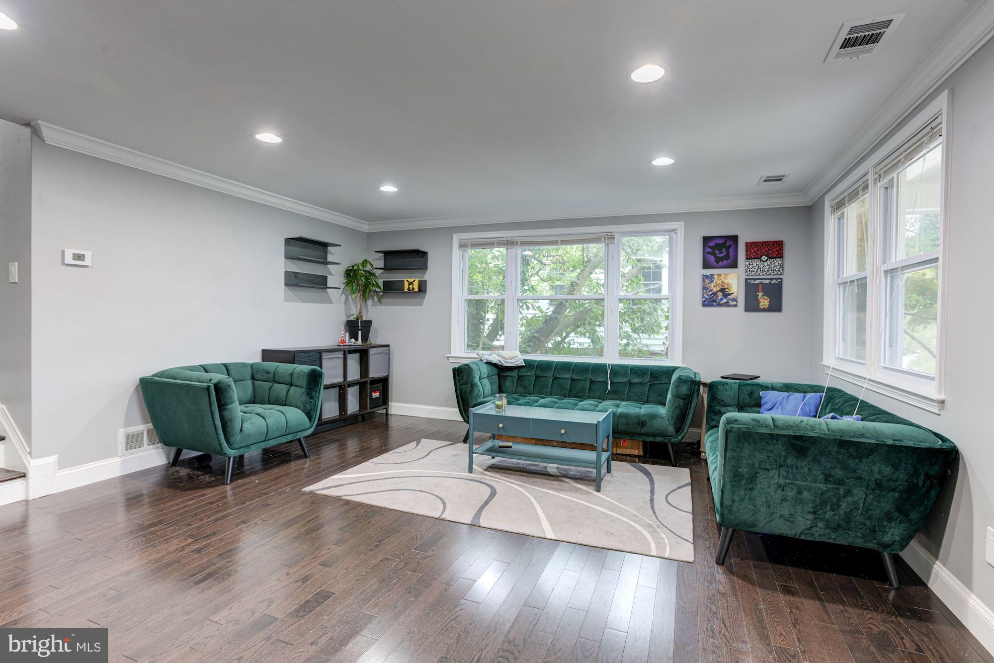 722 Nottingham Road Baltimore, MD 21229 - Photo 6 of 26 Living Room