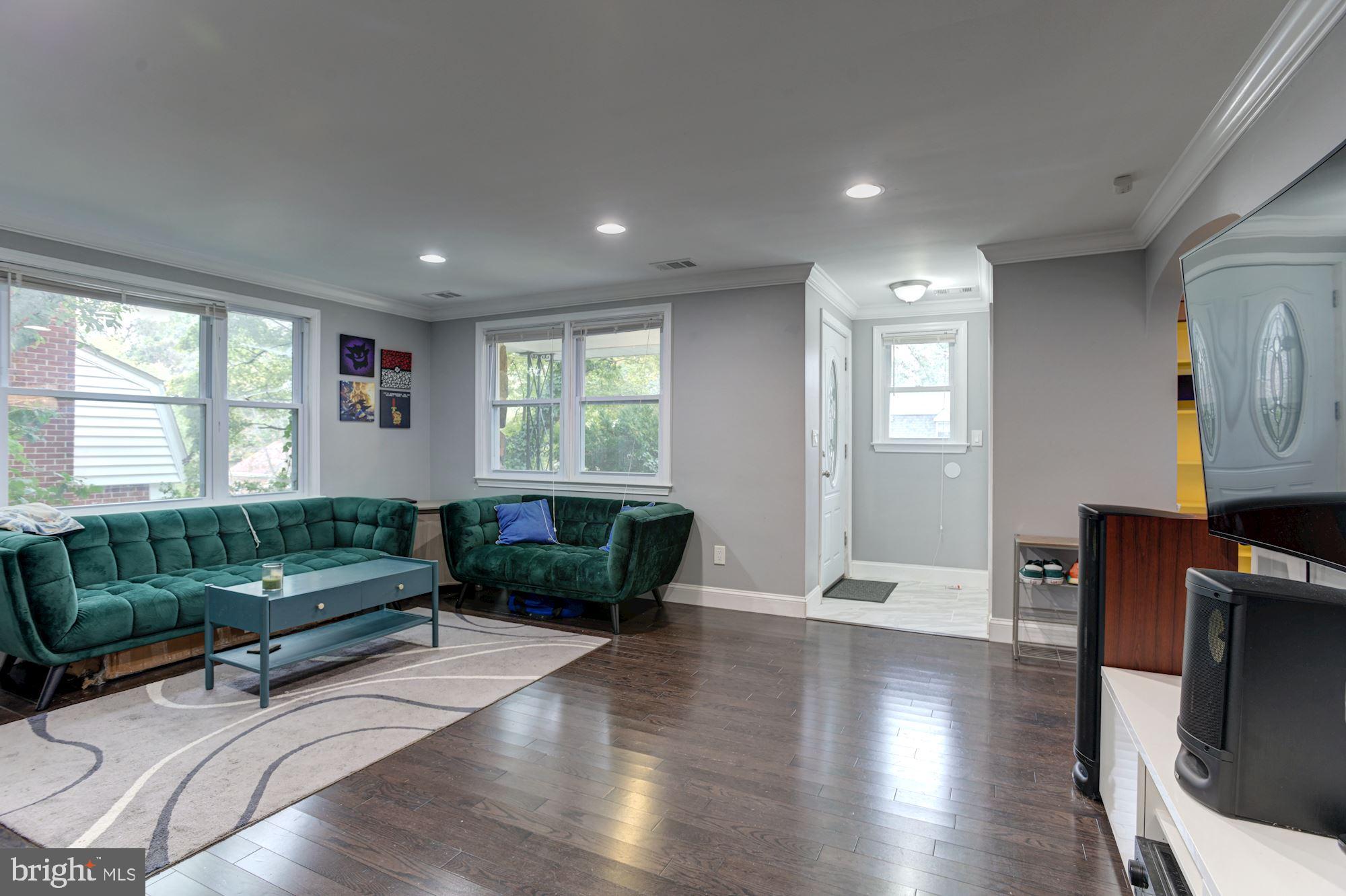 722 Nottingham Road Baltimore, MD 21229 - Photo 7 of 26 Living Room