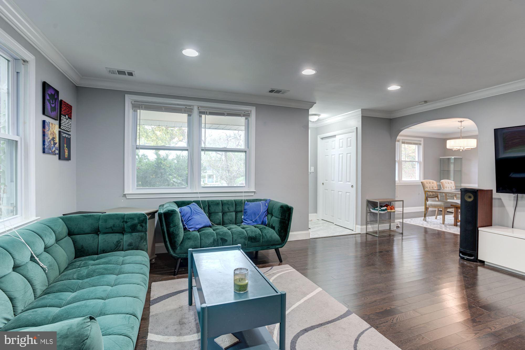 722 Nottingham Road Baltimore, MD 21229 - Photo 8 of 26 Living Room