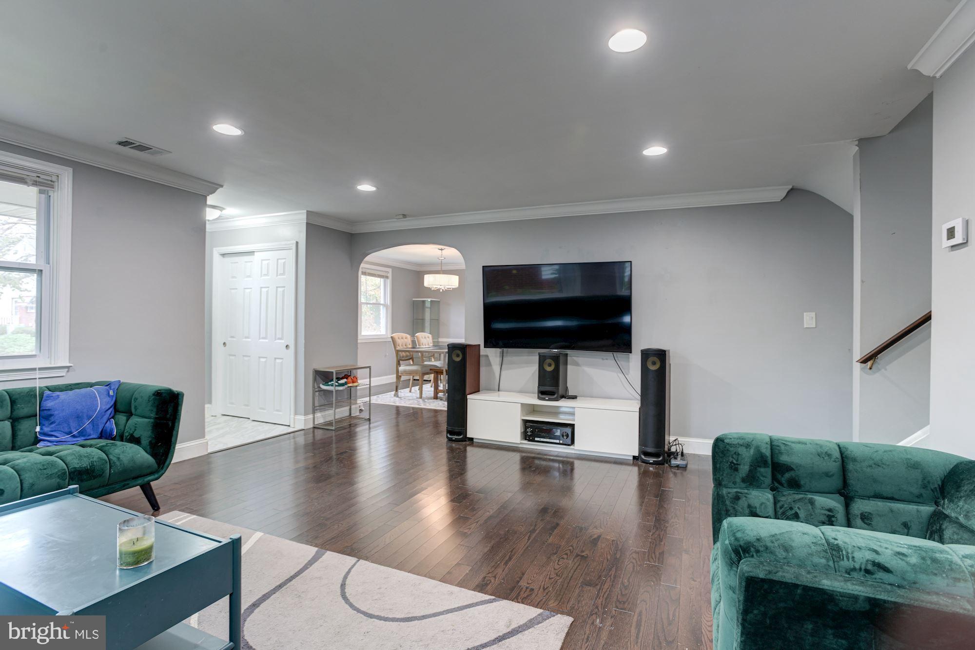 722 Nottingham Road Baltimore, MD 21229 - Photo 9 of 26 Living Room