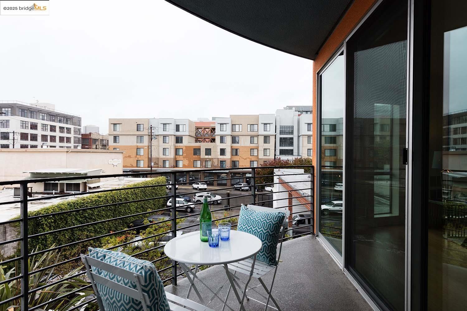 200 2nd Street, Unit 215 Oakland, CA 94607 - Photo 14 of 18 a balcony with a table and chairs