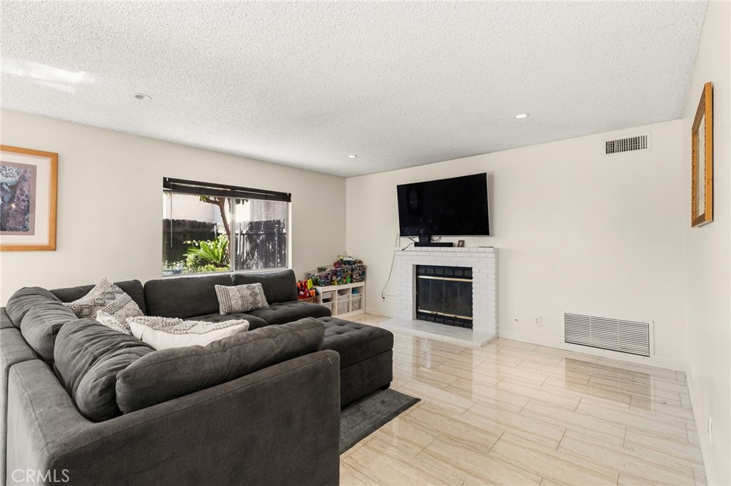 11545 Honeyglen Road Pacoima, CA 91331 - Photo 4 of 28