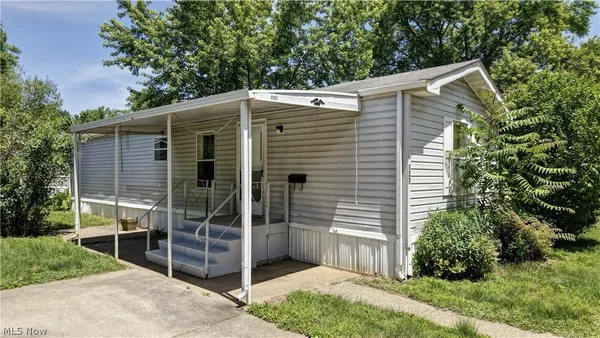 $1 | 122 Pompano Lane Southeast, New Philadelphia, OH 44663