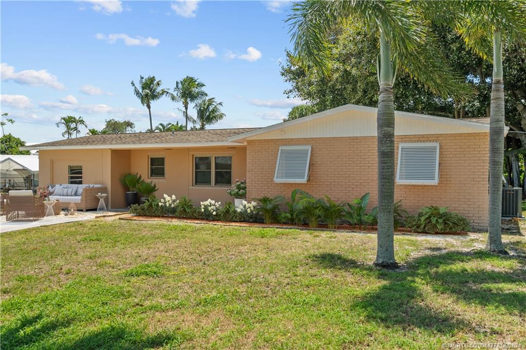 718 Southeast Alamanda Cir  