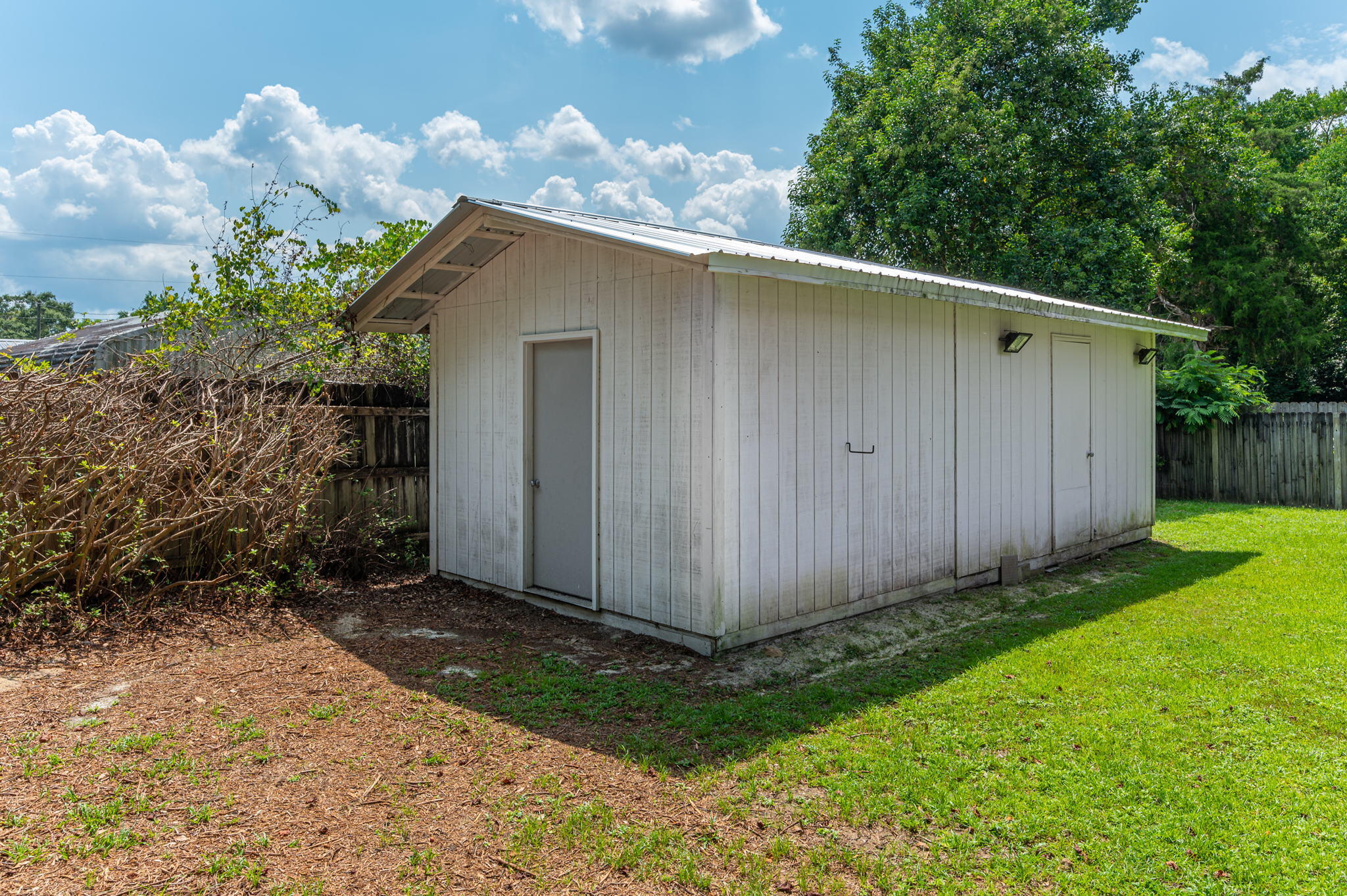 516 Stillwell Boulevard Crestview, FL 32539 - Photo 9 of 22 a backyard of a house with lots of green space
