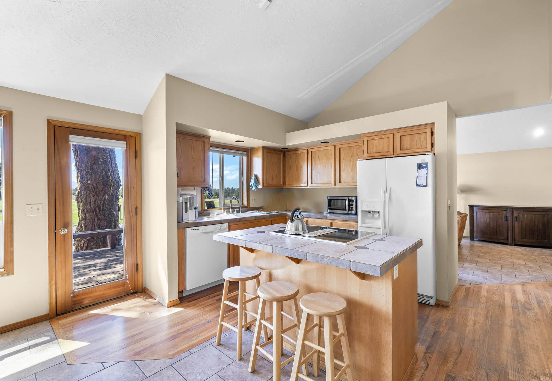 60640 Arnold Market Road Bend, OR 97702 - Photo 11 of 42 2024_07_02_60640_arnold_market_road_inte