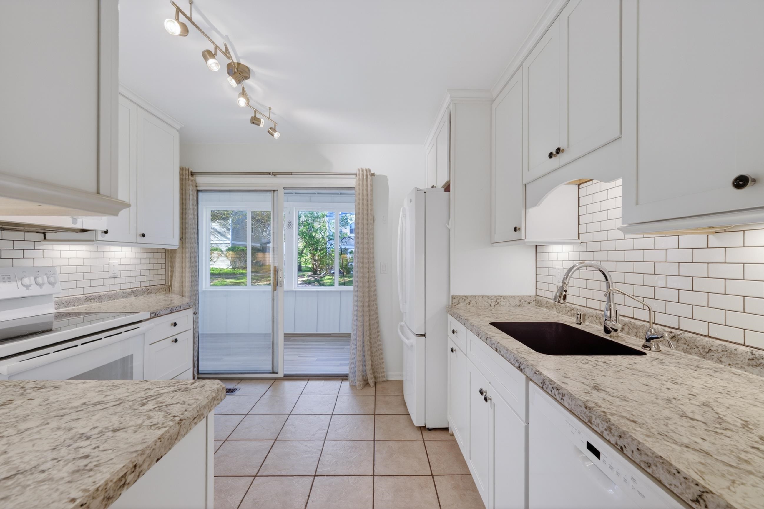 7832 East Oakbridge Way Madison, WI 53717 - Photo 5 of 34