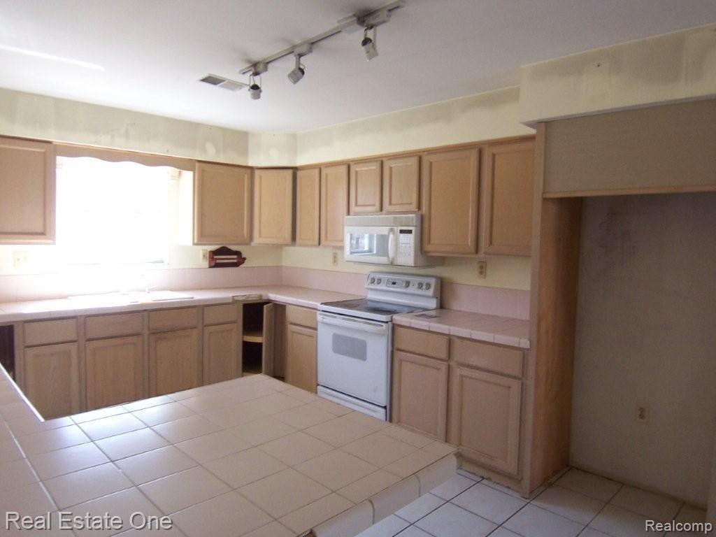 4493 Clifford Road Brighton, MI 48116 - Photo 11 of 22 Kitchen 2